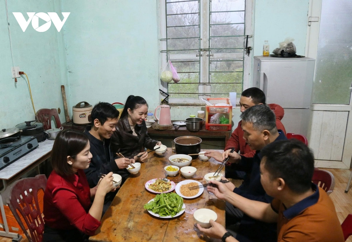 cô giáo ẵm con nhỏ đi 3 lần đò vượt lũ vào cắm bản dạy học hình ảnh 5 co giao am con nho di 3 lan do vuot lu vao cam ban day hoc hinh anh 5
