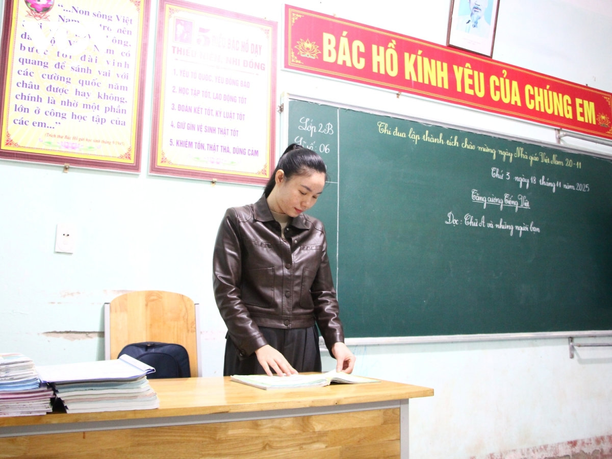 cô giáo ẵm con nhỏ đi 3 lần đò vượt lũ vào cắm bản dạy học hình ảnh 3 co giao am con nho di 3 lan do vuot lu vao cam ban day hoc hinh anh 3