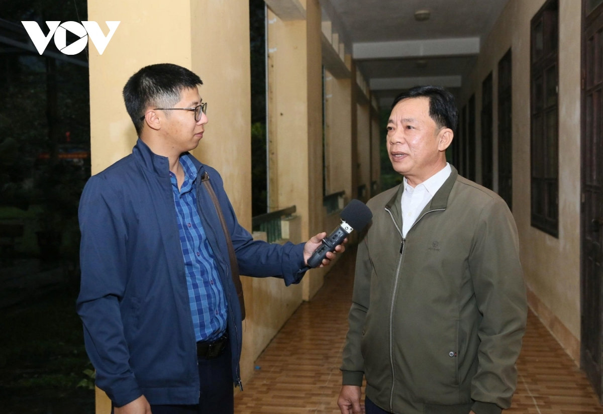 cô giáo ẵm con nhỏ đi 3 lần đò vượt lũ vào cắm bản dạy học hình ảnh 4 co giao am con nho di 3 lan do vuot lu vao cam ban day hoc hinh anh 4