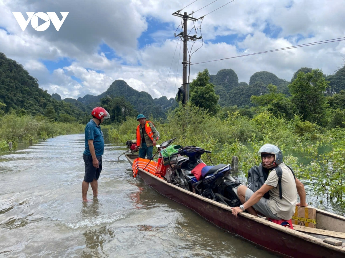 cô giáo ẵm con nhỏ đi 3 lần đò vượt lũ vào cắm bản dạy học hình ảnh 6 co giao am con nho di 3 lan do vuot lu vao cam ban day hoc hinh anh 6