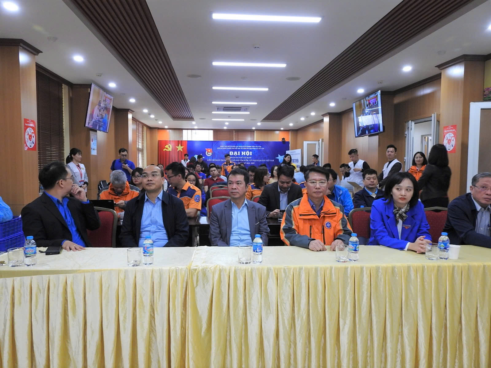 Hàng trăm đoàn viên, thanh niên, người lao động Cục Hàng hải và Đường thủy Việt Nam tham gia.