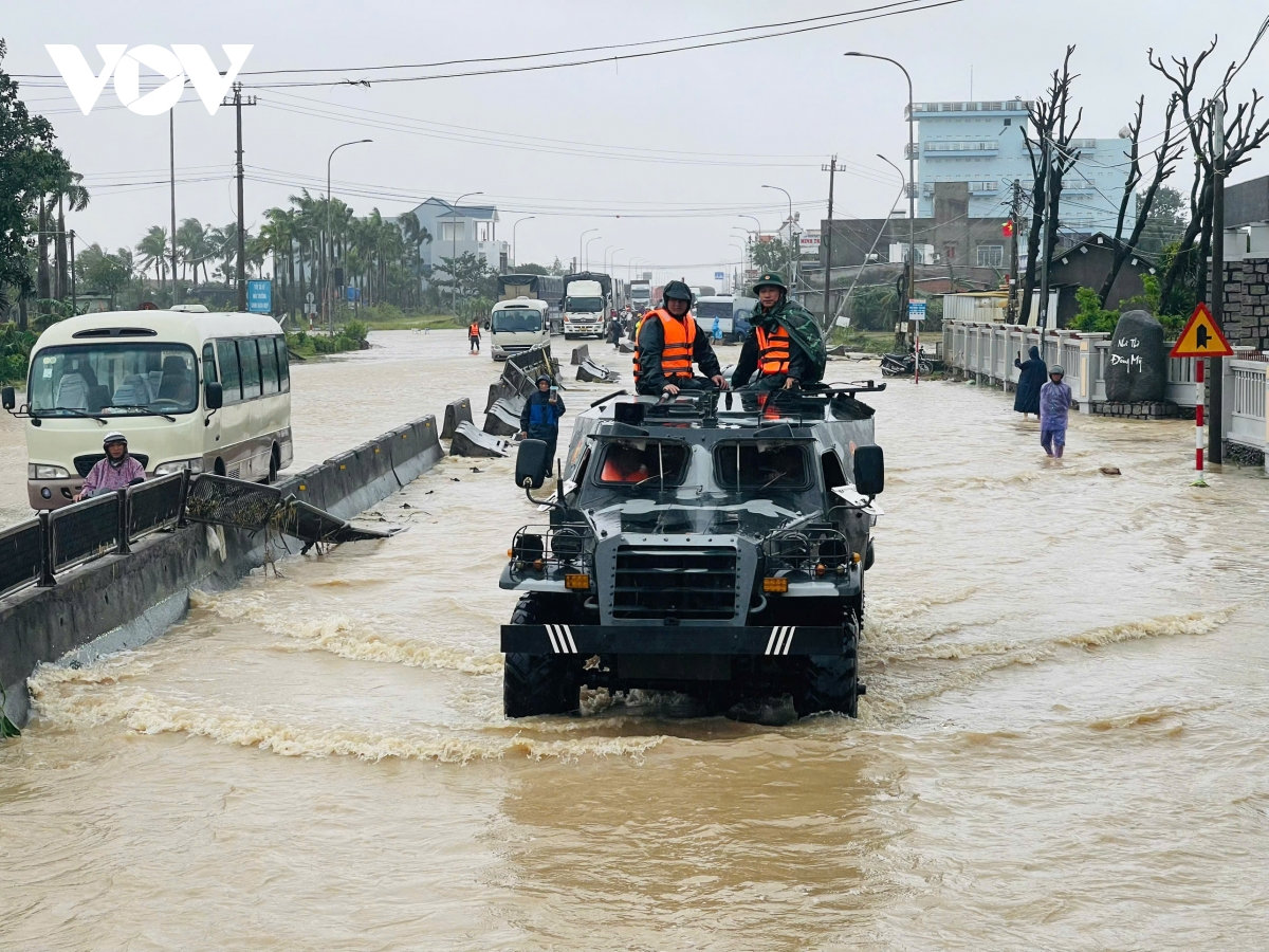 quan khu 5 dieu dong xe thiet giap tiep te khan cap cho nguoi dan vung lu Dak lak hinh anh 1