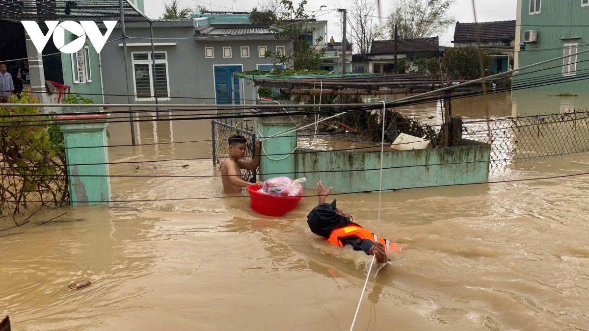 bien phong gia lai cuu nhieu nguoi dan ra khoi vung nguy hiem hinh anh 1