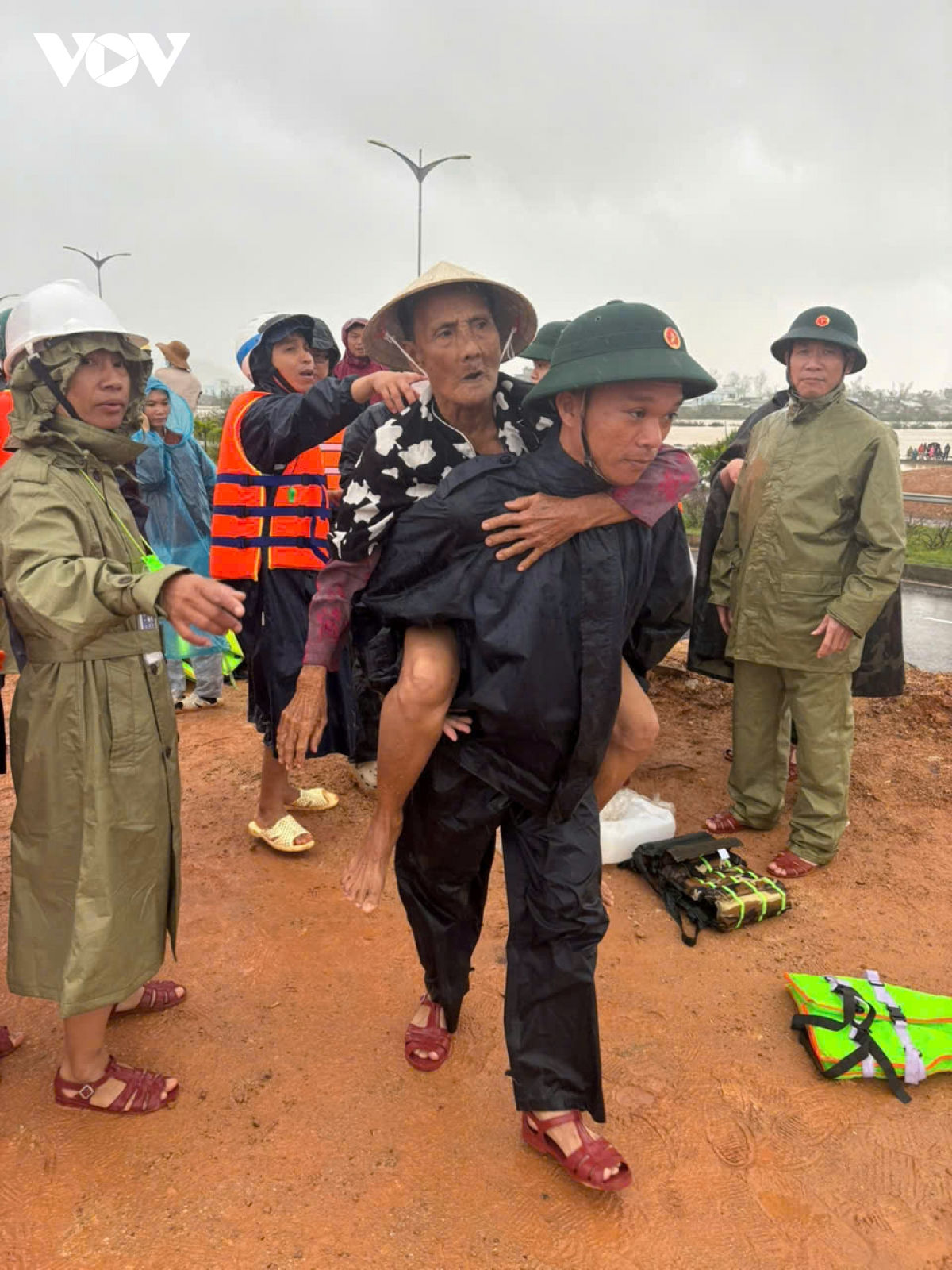 bien phong gia lai cuu nhieu nguoi dan ra khoi vung nguy hiem hinh anh 3