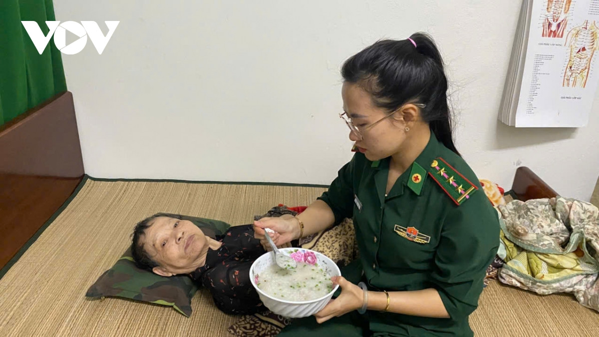 bien phong gia lai cuu nhieu nguoi dan ra khoi vung nguy hiem hinh anh 4