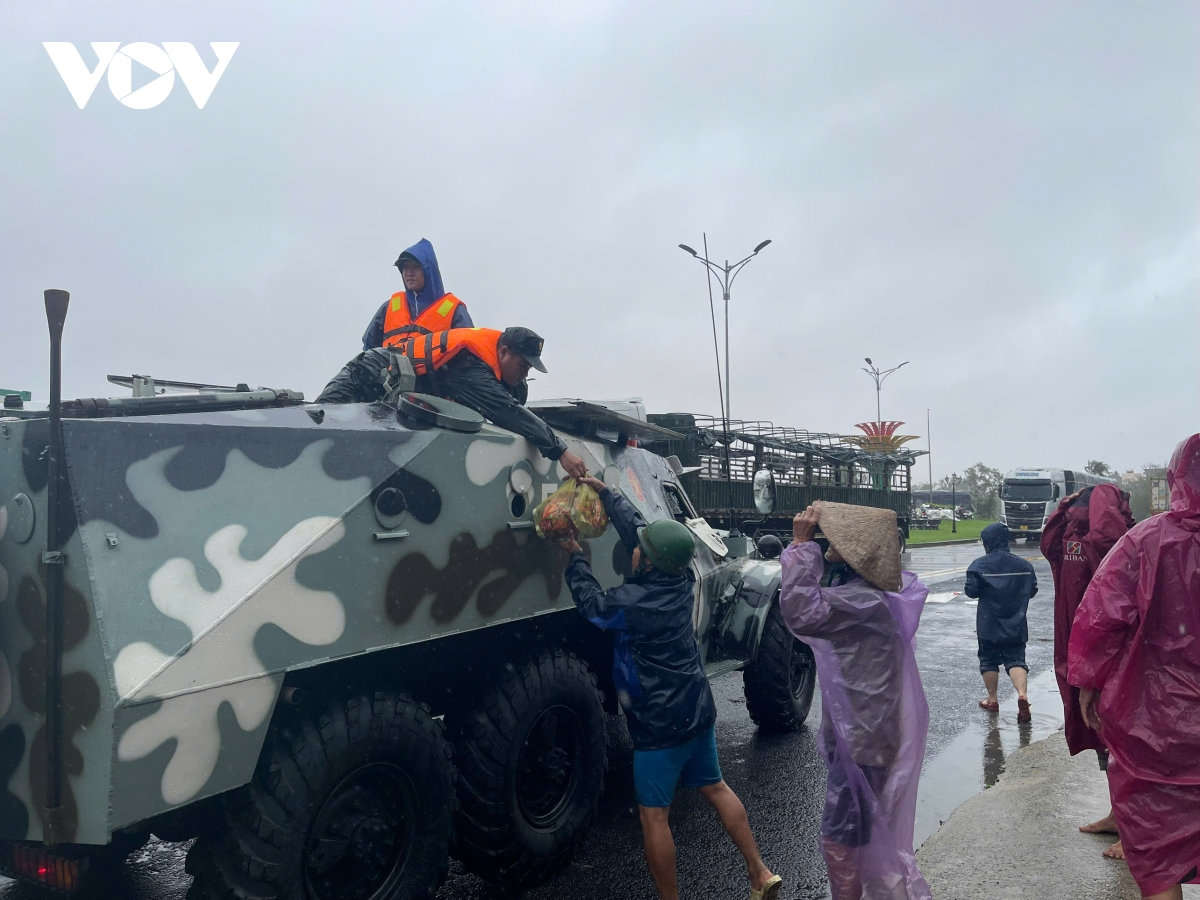 quan khu 5 dieu dong xe thiet giap tiep te khan cap cho nguoi dan vung lu Dak lak hinh anh 5