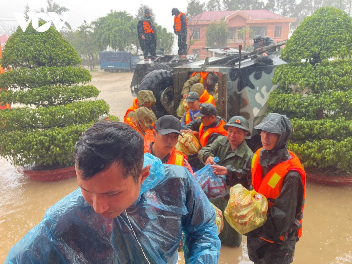 quan khu 5 dieu dong xe thiet giap tiep te khan cap cho nguoi dan vung lu Dak lak hinh anh 7