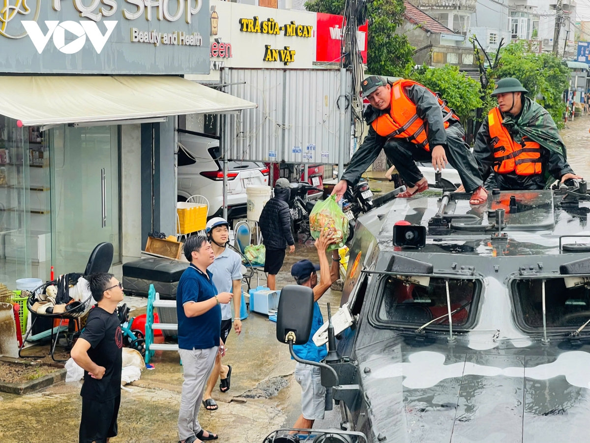 quan khu 5 dieu dong xe thiet giap tiep te khan cap cho nguoi dan vung lu Dak lak hinh anh 2