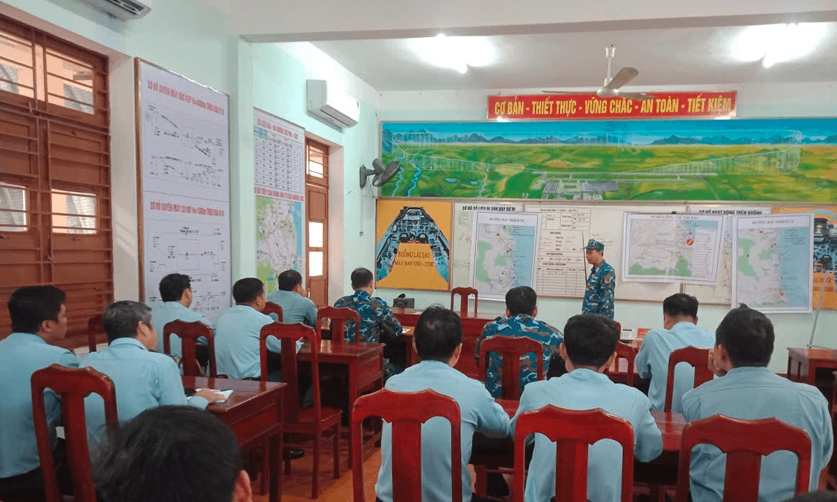 Trung đoàn Không quân 930 lên phương án về đường bay của trực thăng trong nhiệm vụ cứu trợ đồng bào lũ lụt, sáng 22/11. (Ảnh: Cục Tuyên huấn)