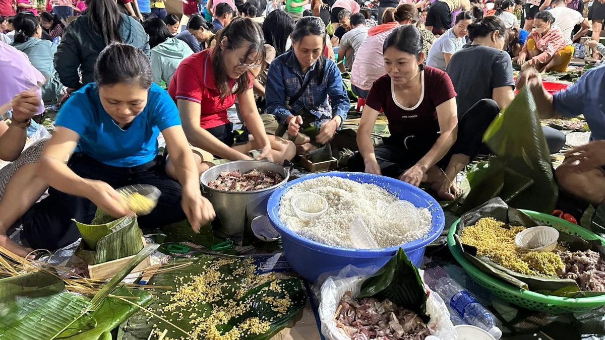 hang tram nguoi dan tp.hcm goi banh chung gui ba con vung mua lu hinh anh 1