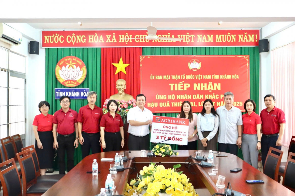 hang tram nguoi dan tp.hcm goi banh chung gui ba con vung mua lu hinh anh 4