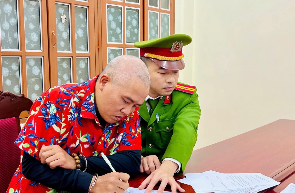 bat tam giam doi tuong lai xe cam dien thoai, danh vong tren duong pho son la hinh anh 1