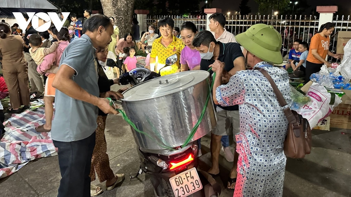 hang tram nguoi dan tp.hcm goi banh chung gui ba con vung mua lu hinh anh 3