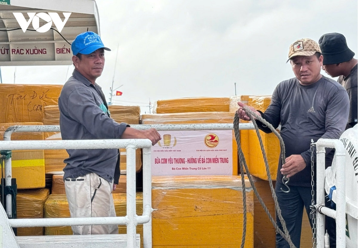 hang tram nguoi dan tp.hcm goi banh chung gui ba con vung mua lu hinh anh 5