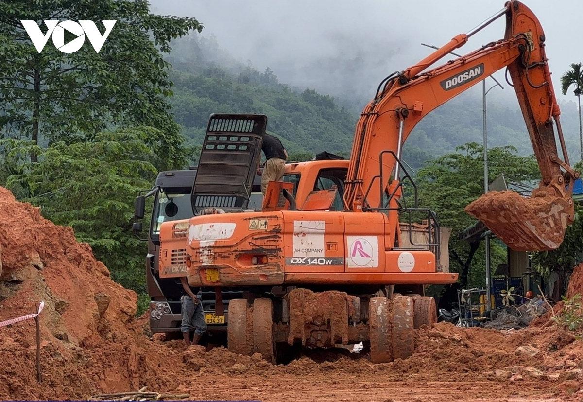 quảng ngãi thông xe bước một các điểm sạt lở nghiêm trọng trên các quốc lộ hình ảnh 1 quang ngai thong xe buoc mot cac diem sat lo nghiem trong tren cac quoc lo hinh anh 1