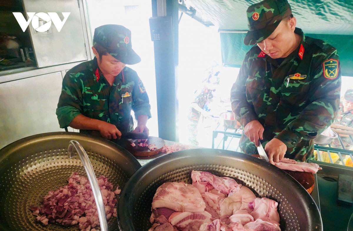 xe bếp tự hành của quân đội mang bữa cơm ấm đến người dân vùng lũ hình ảnh 2 xe bep tu hanh cua quan doi mang bua com am den nguoi dan vung lu hinh anh 2