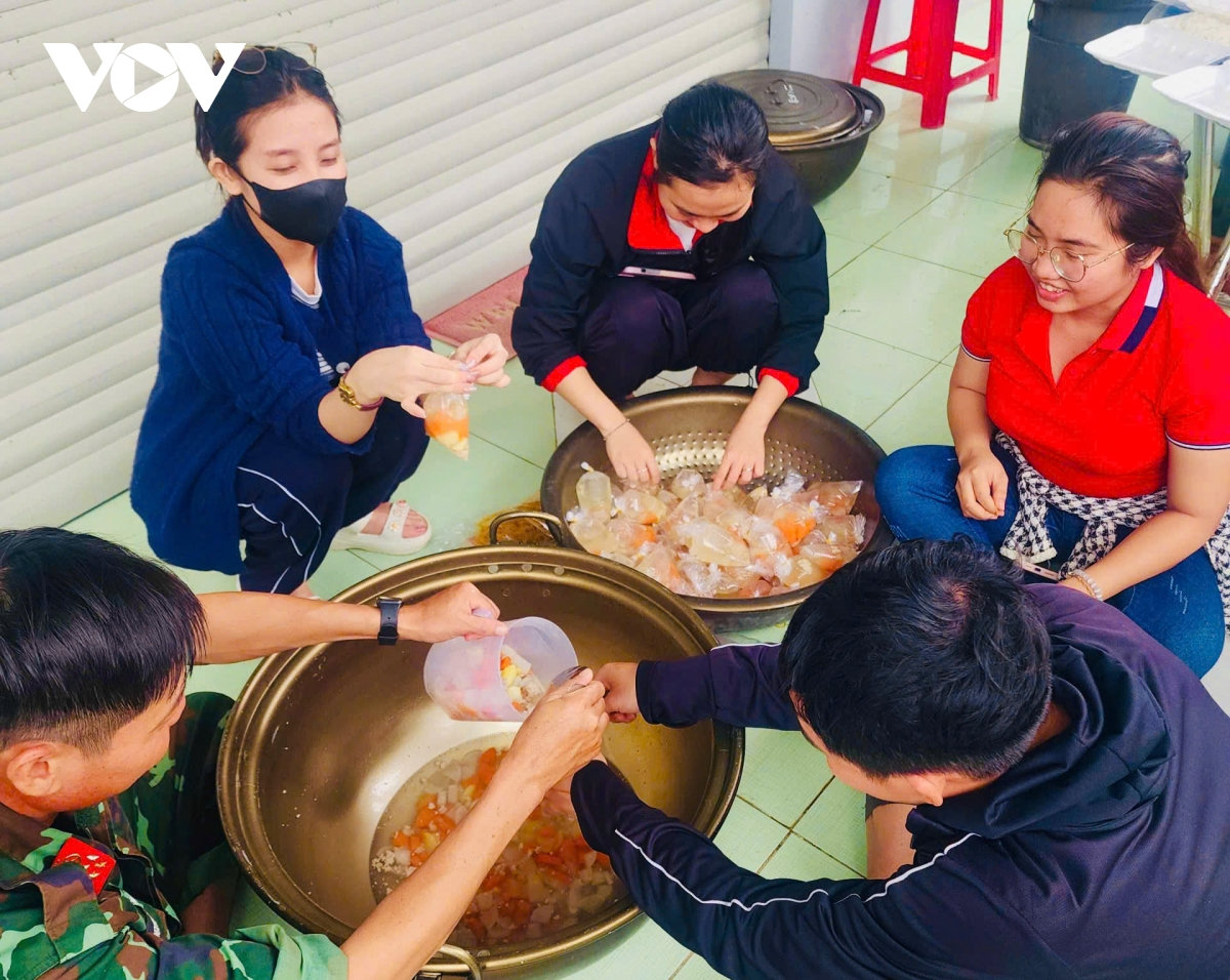 xe bếp tự hành của quân đội mang bữa cơm ấm đến người dân vùng lũ hình ảnh 3 xe bep tu hanh cua quan doi mang bua com am den nguoi dan vung lu hinh anh 3