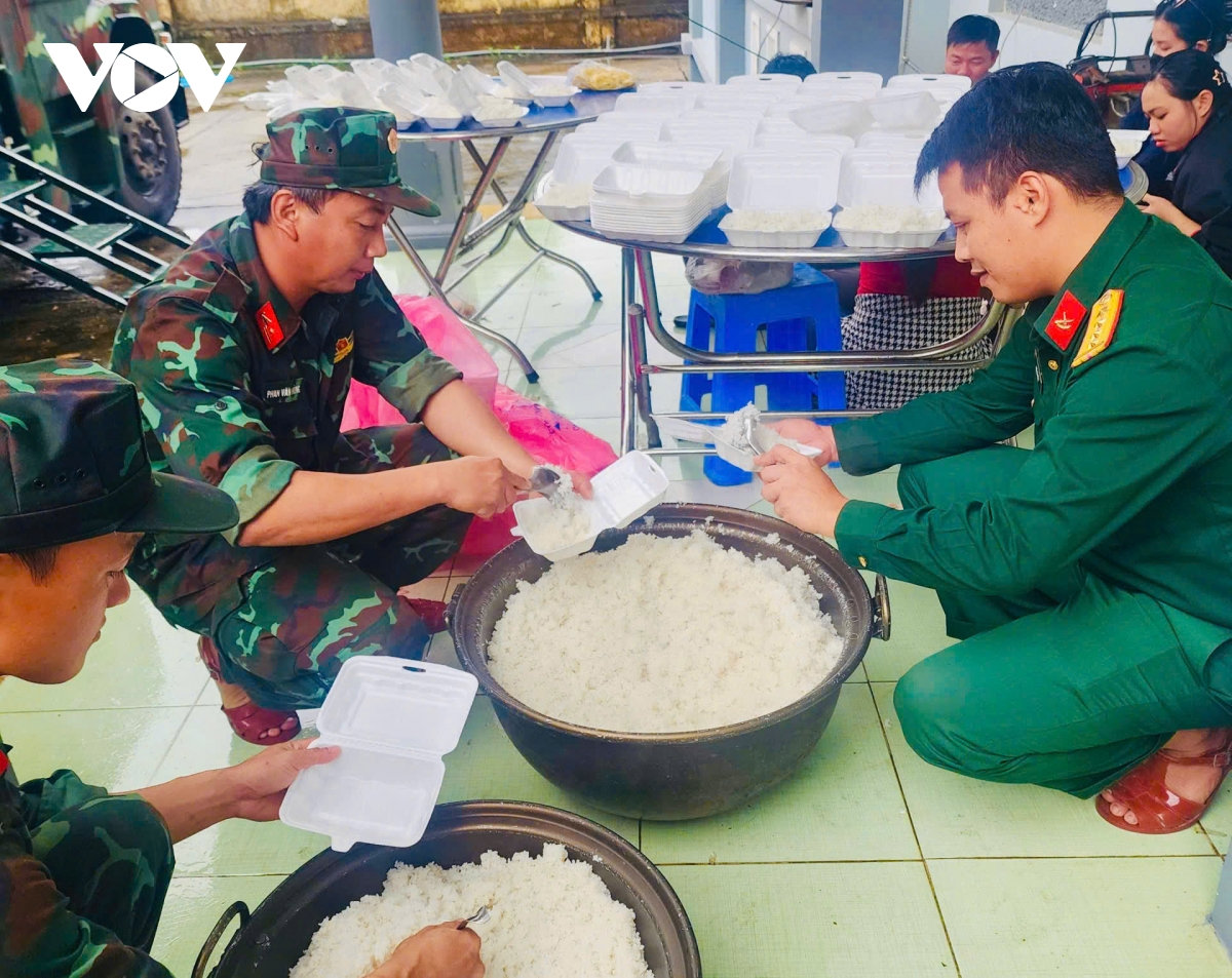 xe bếp tự hành của quân đội mang bữa cơm ấm đến người dân vùng lũ hình ảnh 4 xe bep tu hanh cua quan doi mang bua com am den nguoi dan vung lu hinh anh 4