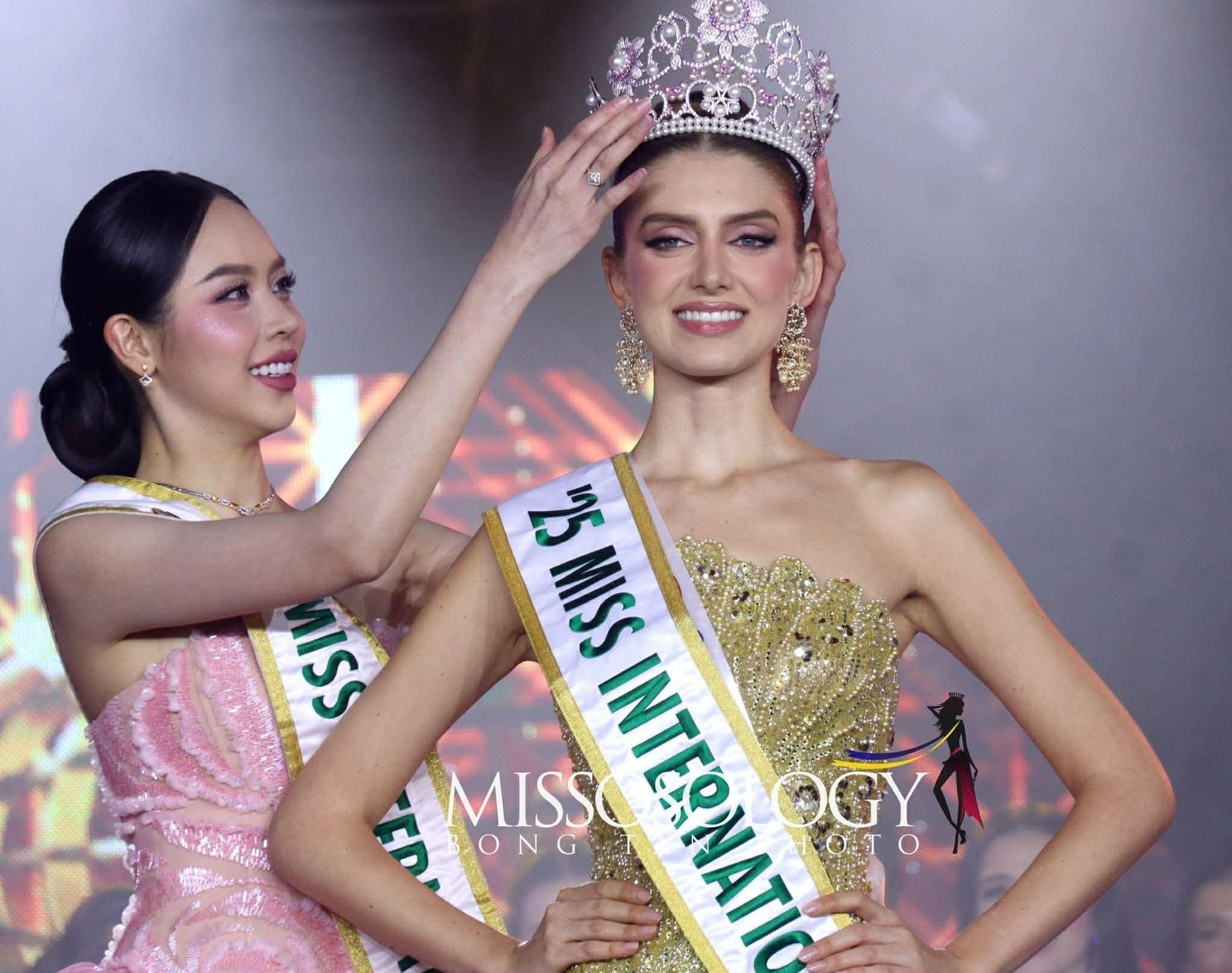 Thanh Thuỷ trao lại ngôi vị Hoa hậu cho người đẹp Catalina Duque Abréu.
