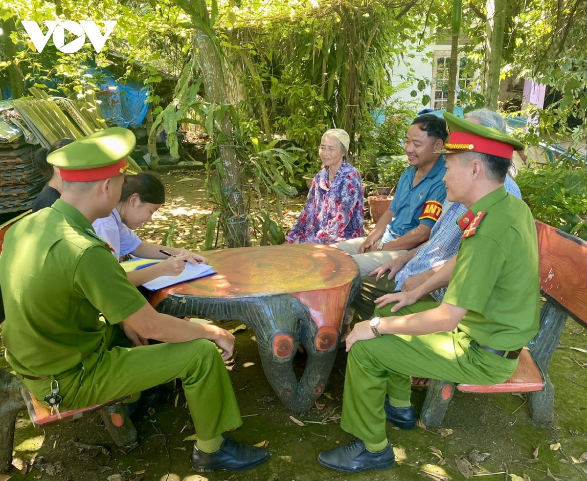 cong an cap xa gan dan, sat dan, lang nghe nhan dan hinh anh 3