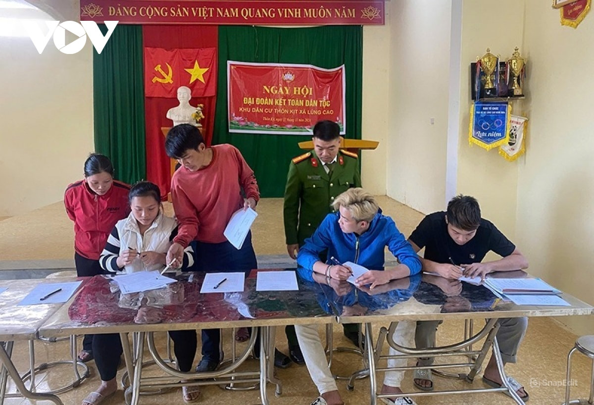 cong an cap xa gan dan, sat dan, lang nghe nhan dan hinh anh 2
