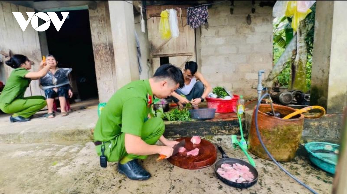 cong an cap xa gan dan, sat dan, lang nghe nhan dan hinh anh 1
