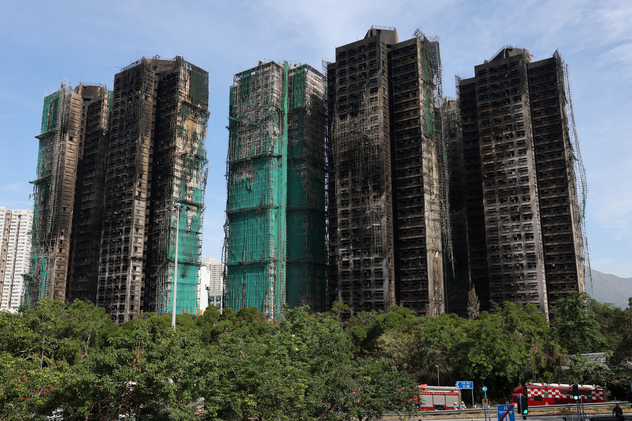 Hiện trường vụ cháy khu chung cư Wang Fuk Court ở Tai Po, Hong Kong, Trung Quốc, ngày 28/11. (Ảnh: Reuters/Tyrone Siu)