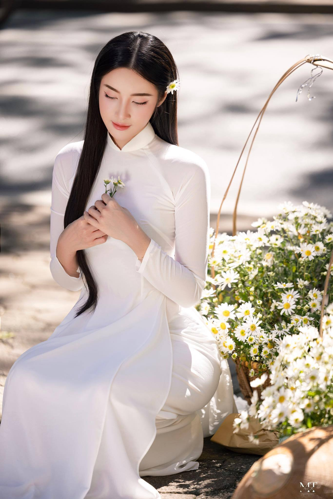 Khi được hỏi điều khiến cô yêu Hà Nội nhất, Hoài An tâm sự: “Hà Nội đẹp quanh năm, nhưng đẹp nhất vẫn là mùa thu. Tôi luôn mong mỗi bộ ảnh mình thực hiện có thể góp phần lưu giữ vẻ đẹp ấy theo cách riêng vừa trẻ trung vừa đậm màu ký ức”.