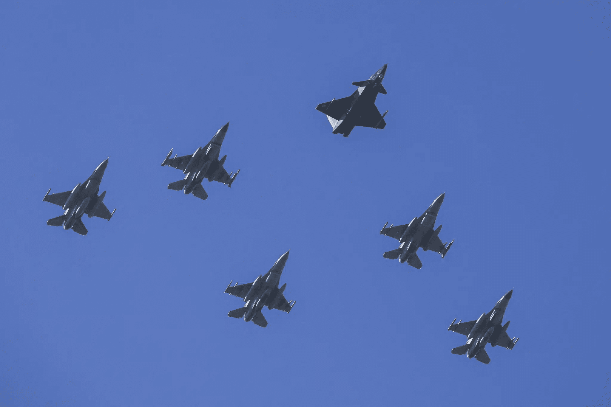 Phi cơ Kizilelma bay cùng đội hình F-16 của Không quân Thổ Nhĩ Kỳ. (Ảnh: Baykar)