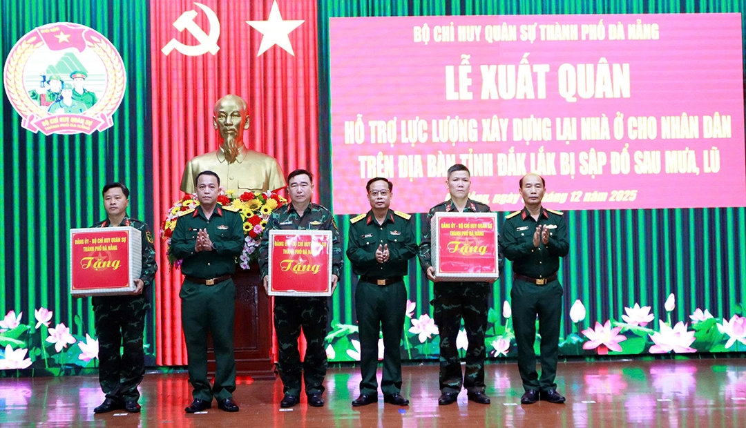 bo chi huy quan su thanh pho Da nang xuat quan ho tro Dak lak khac phuc hau qua mua lu hinh anh 3