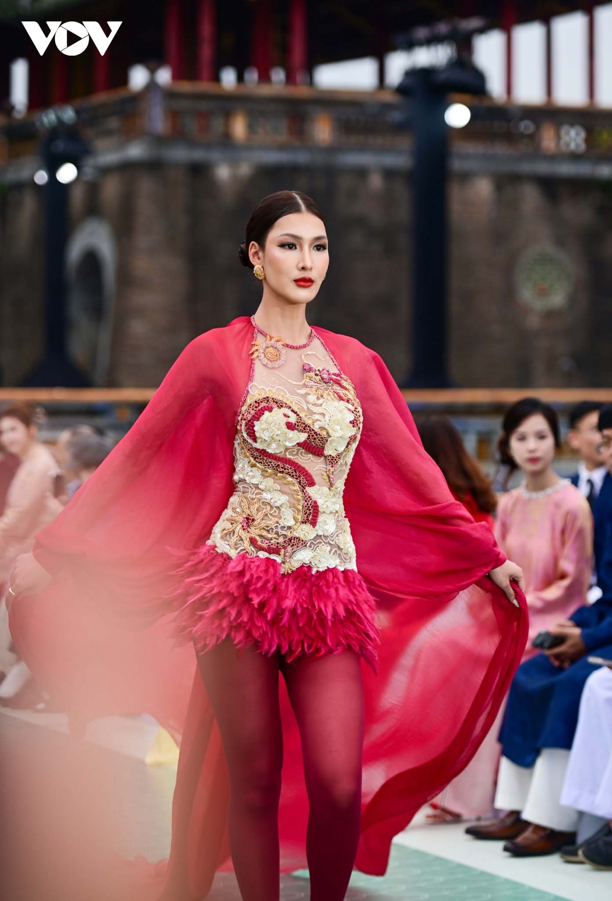 gan 80 nguoi dep miss cosmo 2025 trinh dien thoi trang tai quang truong ngo mon hinh anh 12