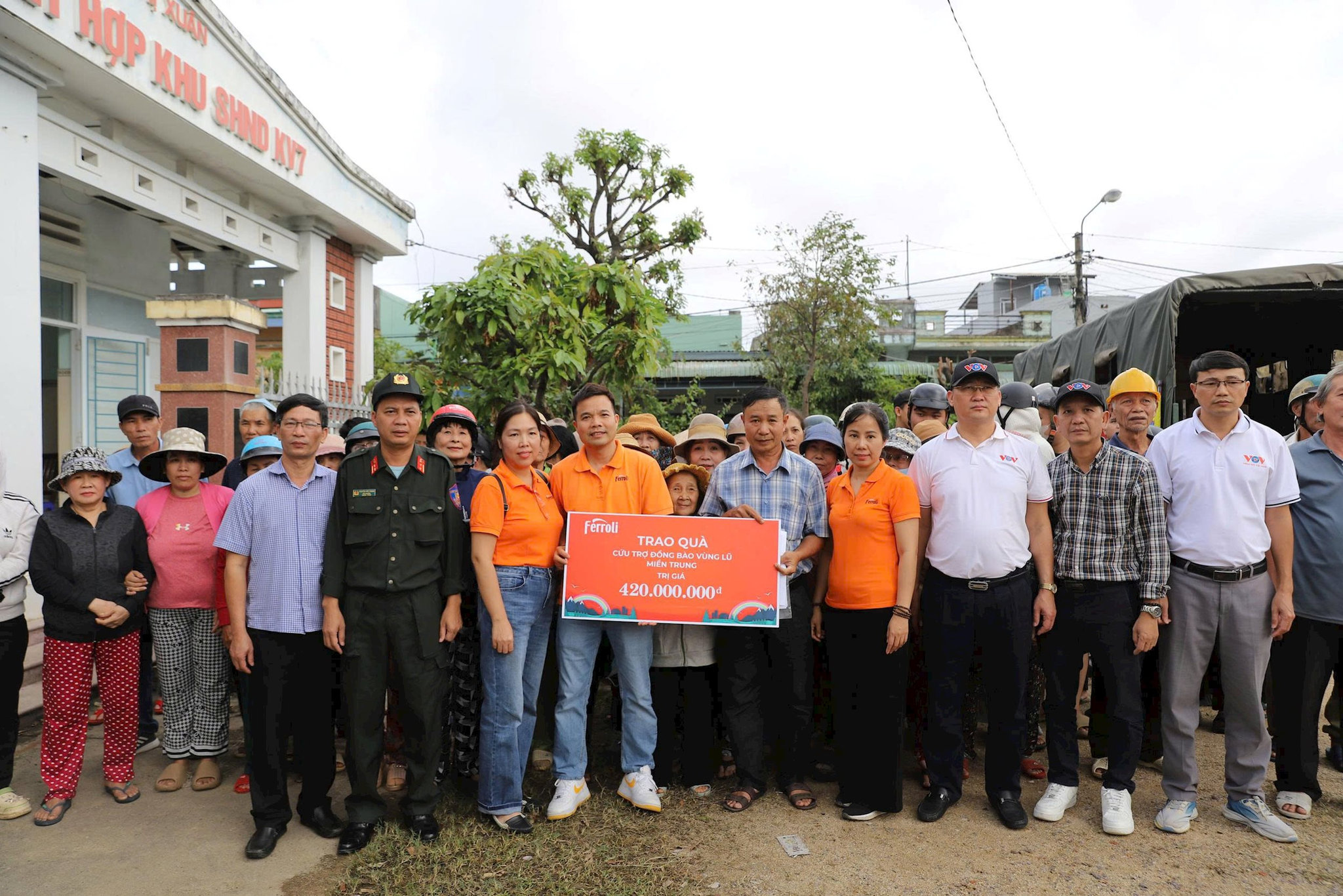 anh-5.-trung-doan-cscd-nam-trung-bo-cung-doan-cong-tac-trao-qua-toi-nguoi-dan-vung-lu-gia-lai.jpg