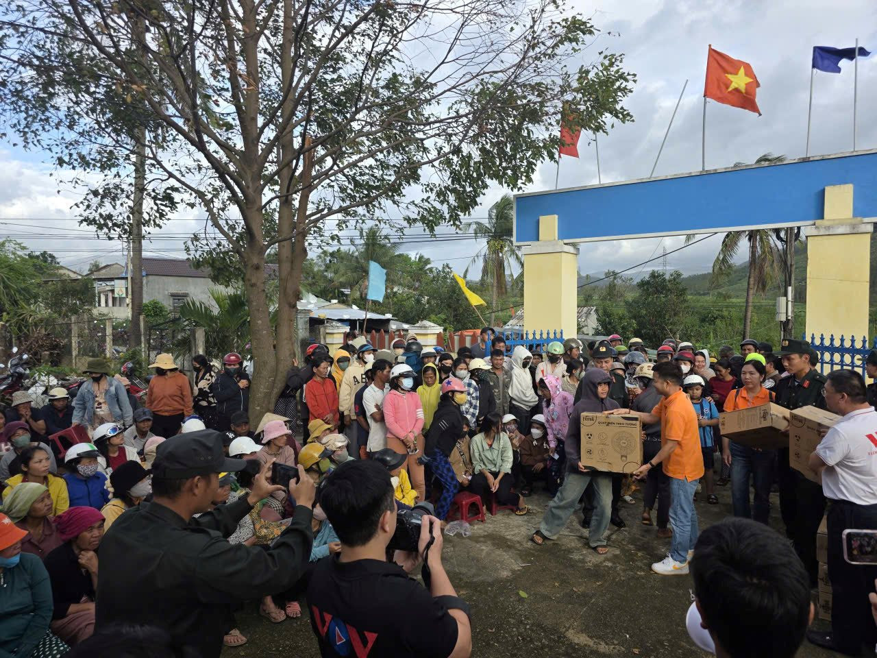 anh-3.-hang-tram-nguoi-dan-ho-hoi-nhan-qua-tang-tu-thuong-hieu-rapido-va-ferroli.jpg