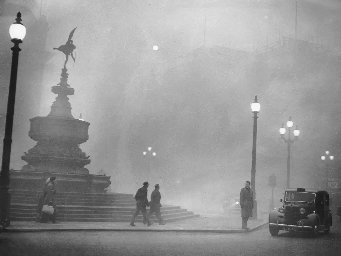 Đài phun nước tưởng niệm Shaftesbury bị bao phủ bởi sương mù dày đặc tại Piccadilly Circus, London, ngày 6/12/1952. (Ảnh: Central Press/Hulton Archive/Getty Images)
