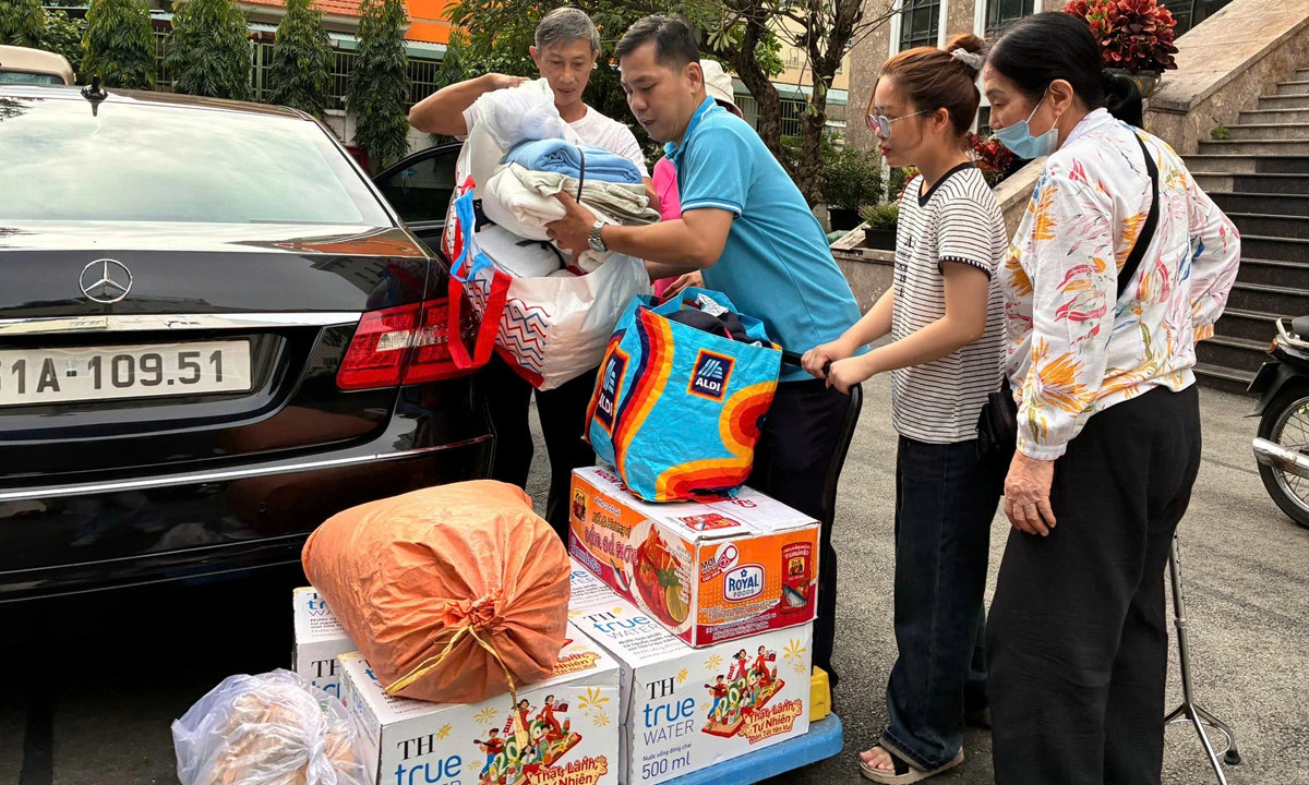 Người dân TP.HCM quyên góp nhu yếu phẩm cứu trợ đồng bào bị thiệt hại bởi bão lũ.