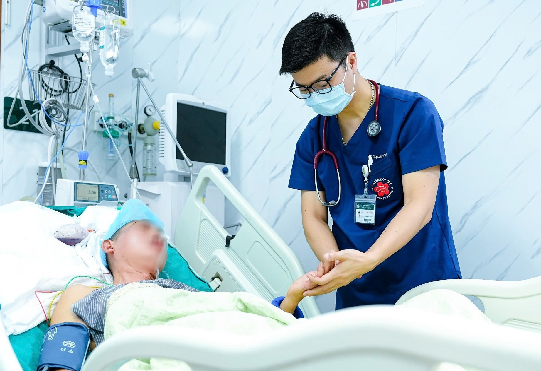 Người bệnh đột quỵ điều trị tại Bệnh viện Bạch Mai.