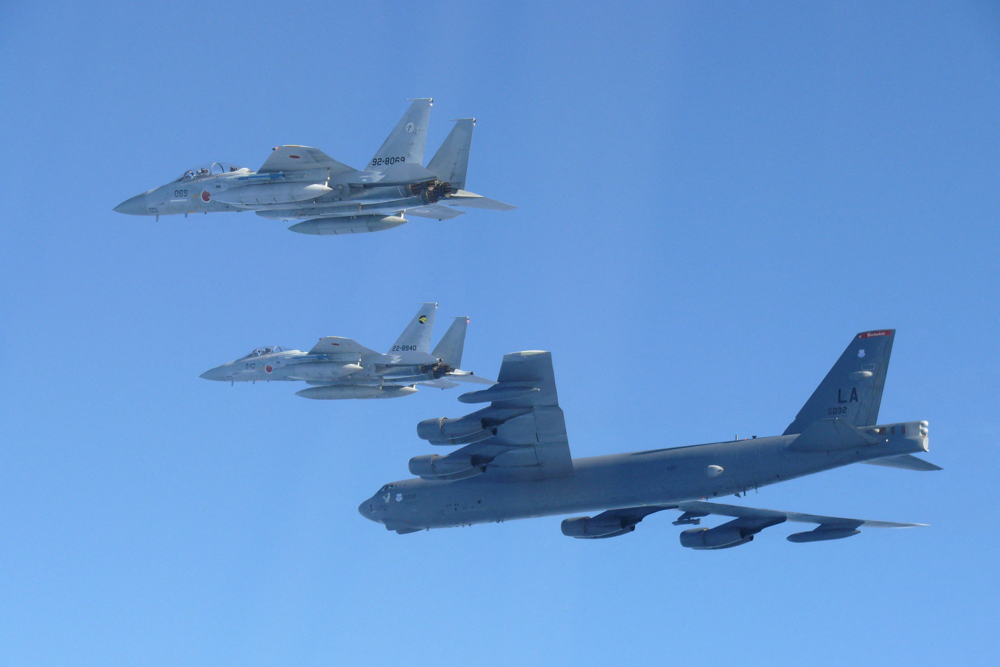 Phi đội Không quân số 6 của Lực lượng Phòng vệ Trên không Nhật Bản (JASDF) điều các tiêm kích F-15 tham gia cuộc diễn tập quân sự chung với máy bay ném bom B-52 của Mỹ trên vùng biển Nhật Bản. (Ảnh: Văn phòng Tham mưu Liên quân Bộ Quốc phòng Nhật Bản/Handout qua REUTERS)