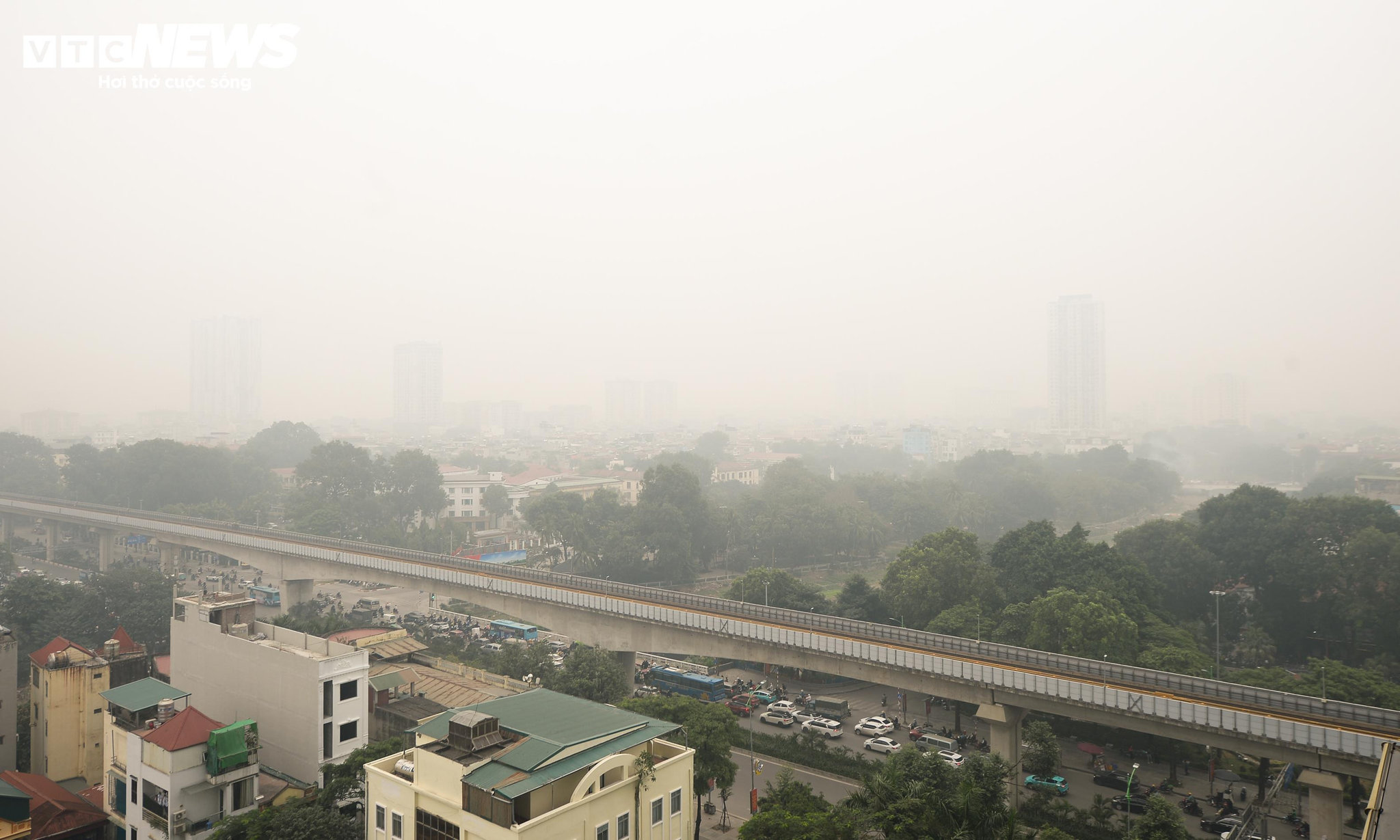 Hà Nội ô nhiễm không khí thứ 3 thế giới, người dân che kín mặt đối phó bụi mịn - 3