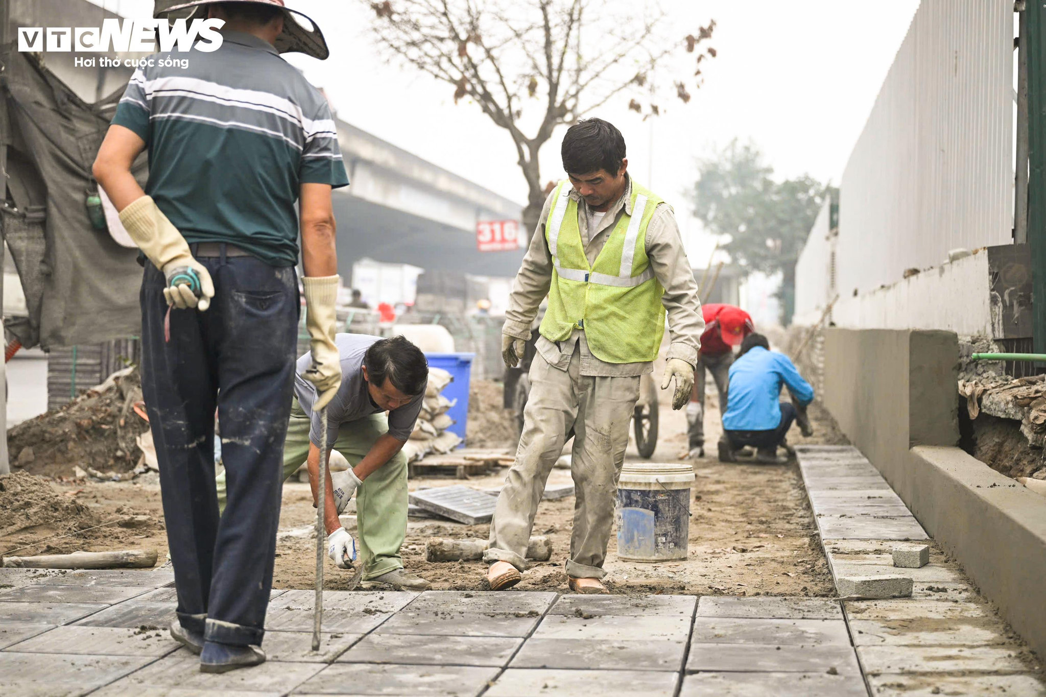 Hà Nội ô nhiễm không khí thứ 3 thế giới, người dân che kín mặt đối phó bụi mịn - 12