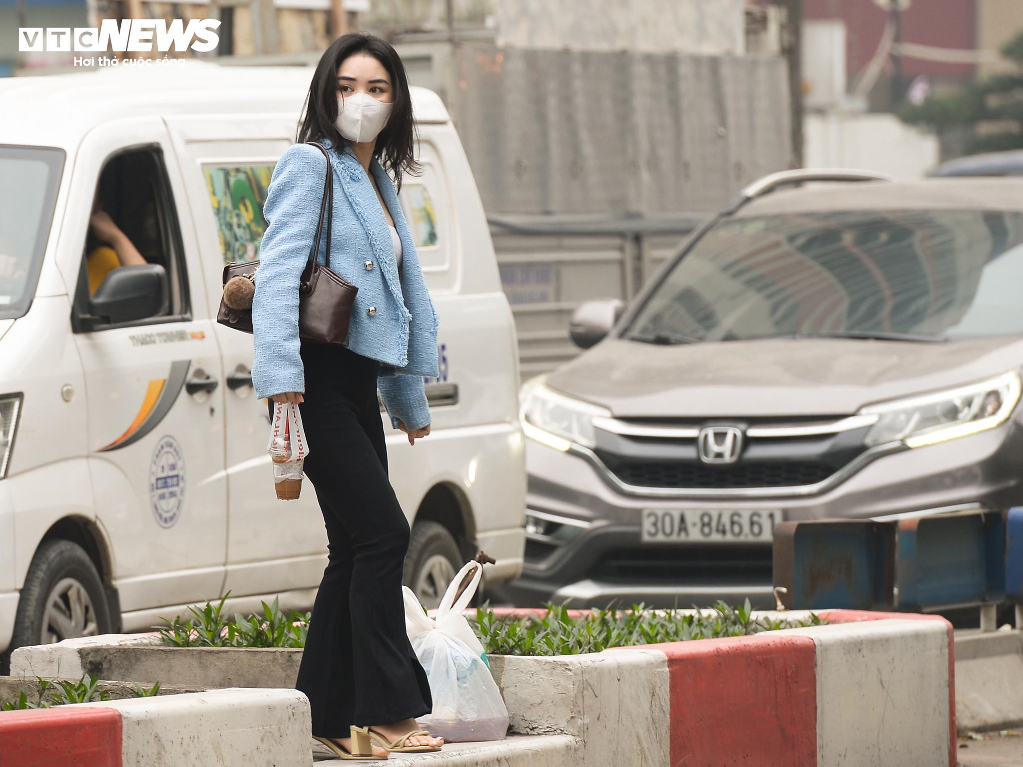 Hà Nội ô nhiễm không khí thứ 3 thế giới, người dân che kín mặt đối phó bụi mịn - 7