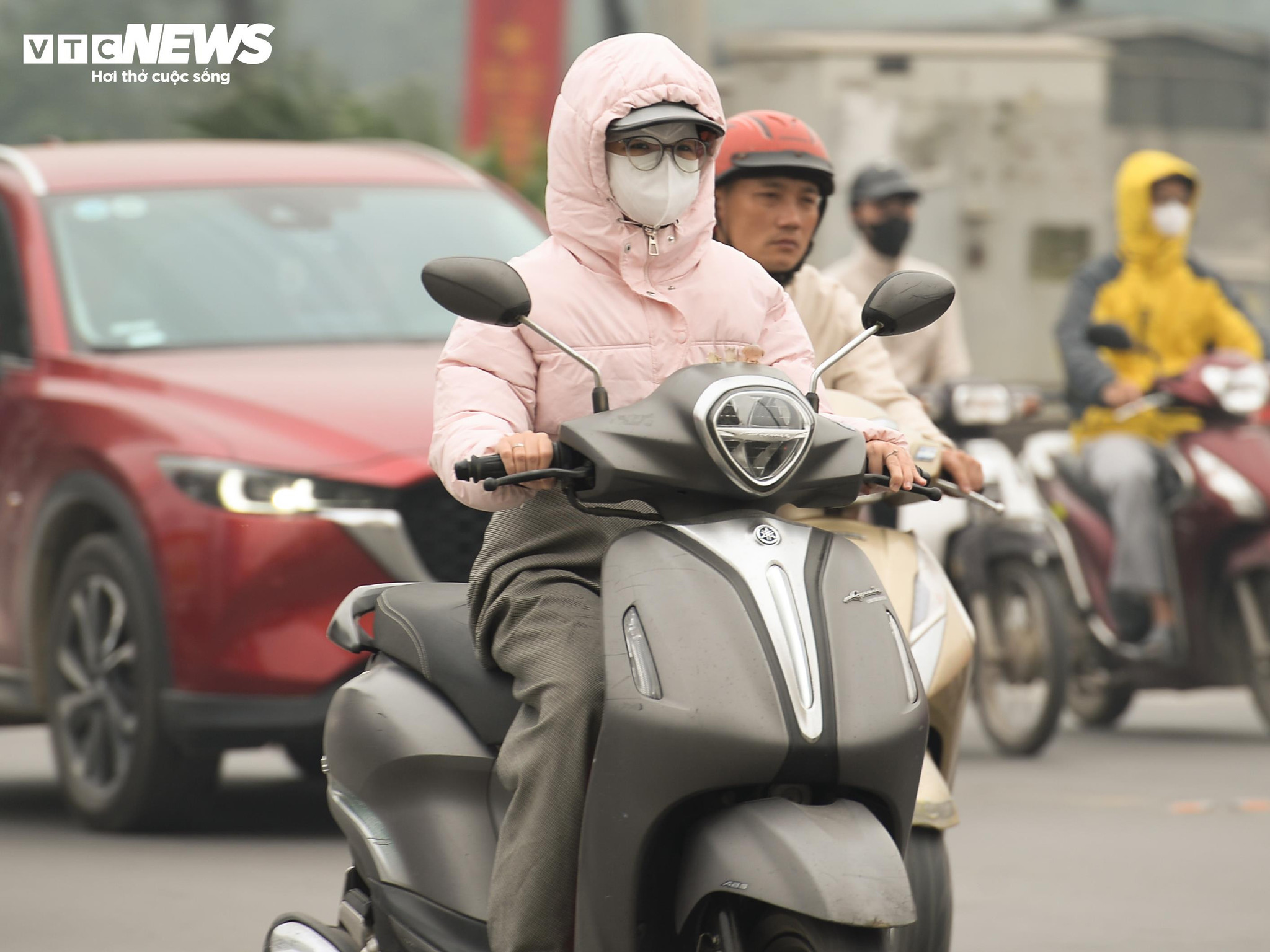 Hà Nội ô nhiễm không khí thứ 3 thế giới, người dân che kín mặt đối phó bụi mịn - 5
