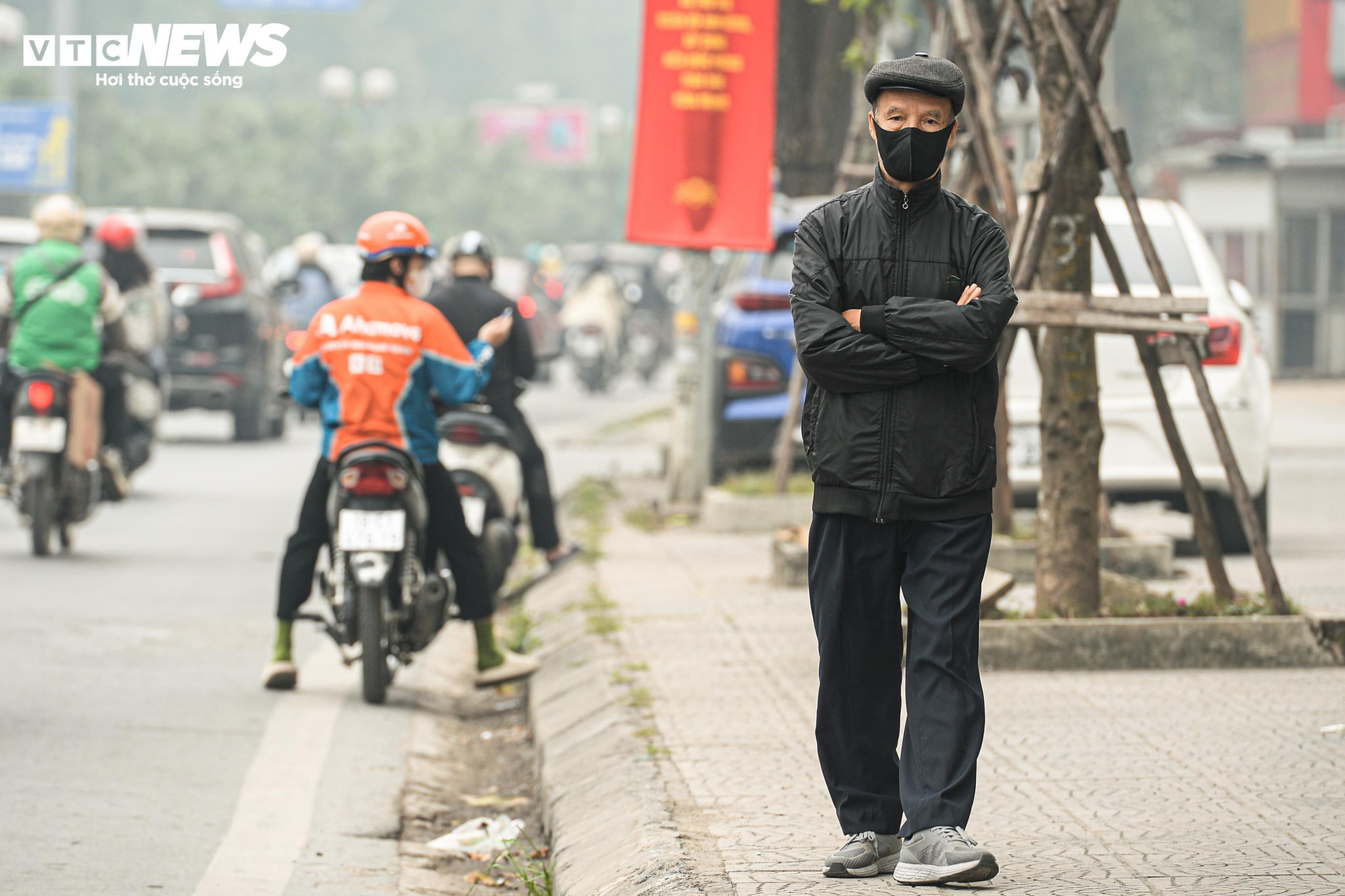 Hà Nội ô nhiễm không khí thứ 3 thế giới, người dân che kín mặt đối phó bụi mịn - 8