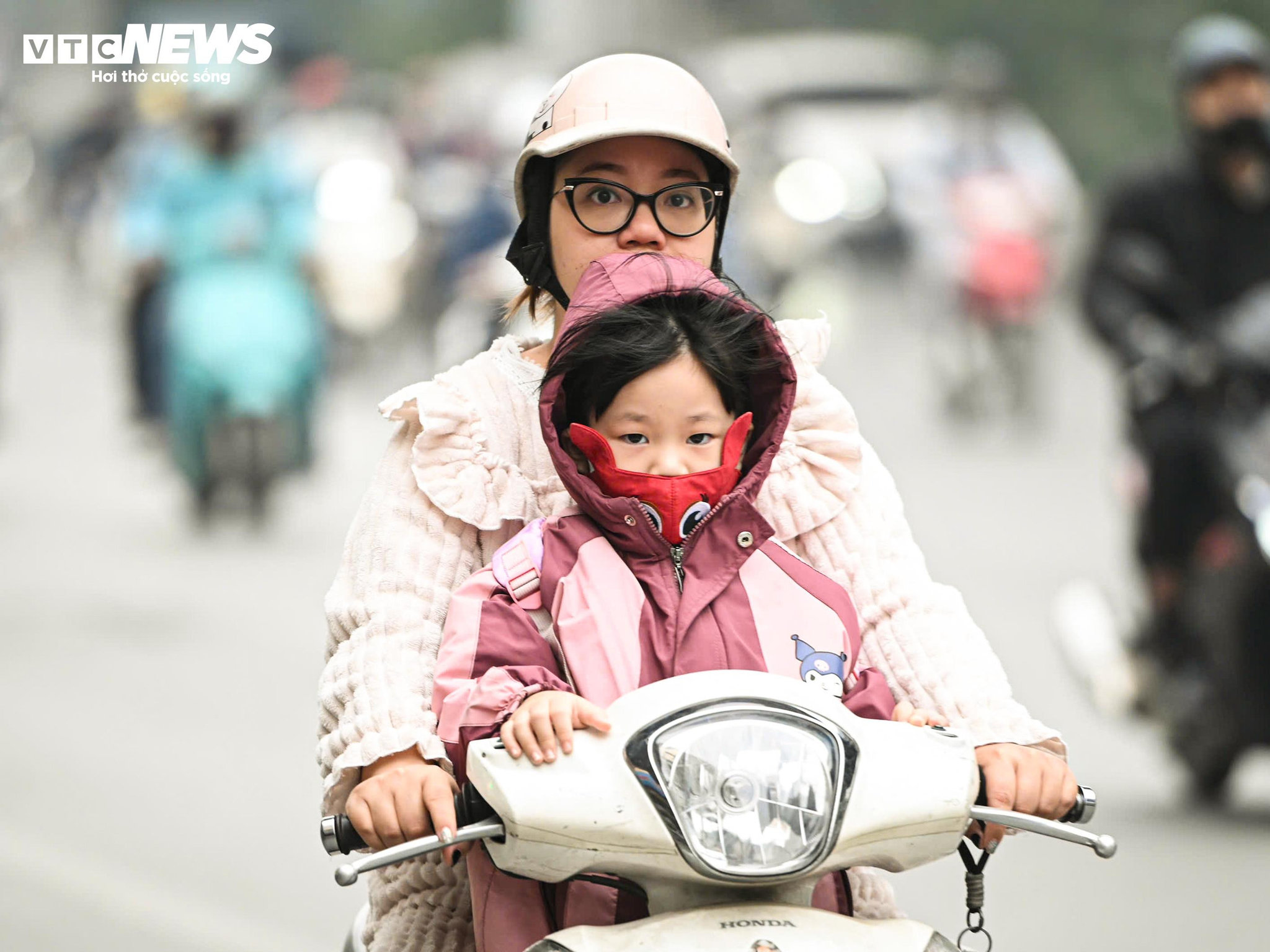 Hà Nội ô nhiễm không khí thứ 3 thế giới, người dân che kín mặt đối phó bụi mịn - 14