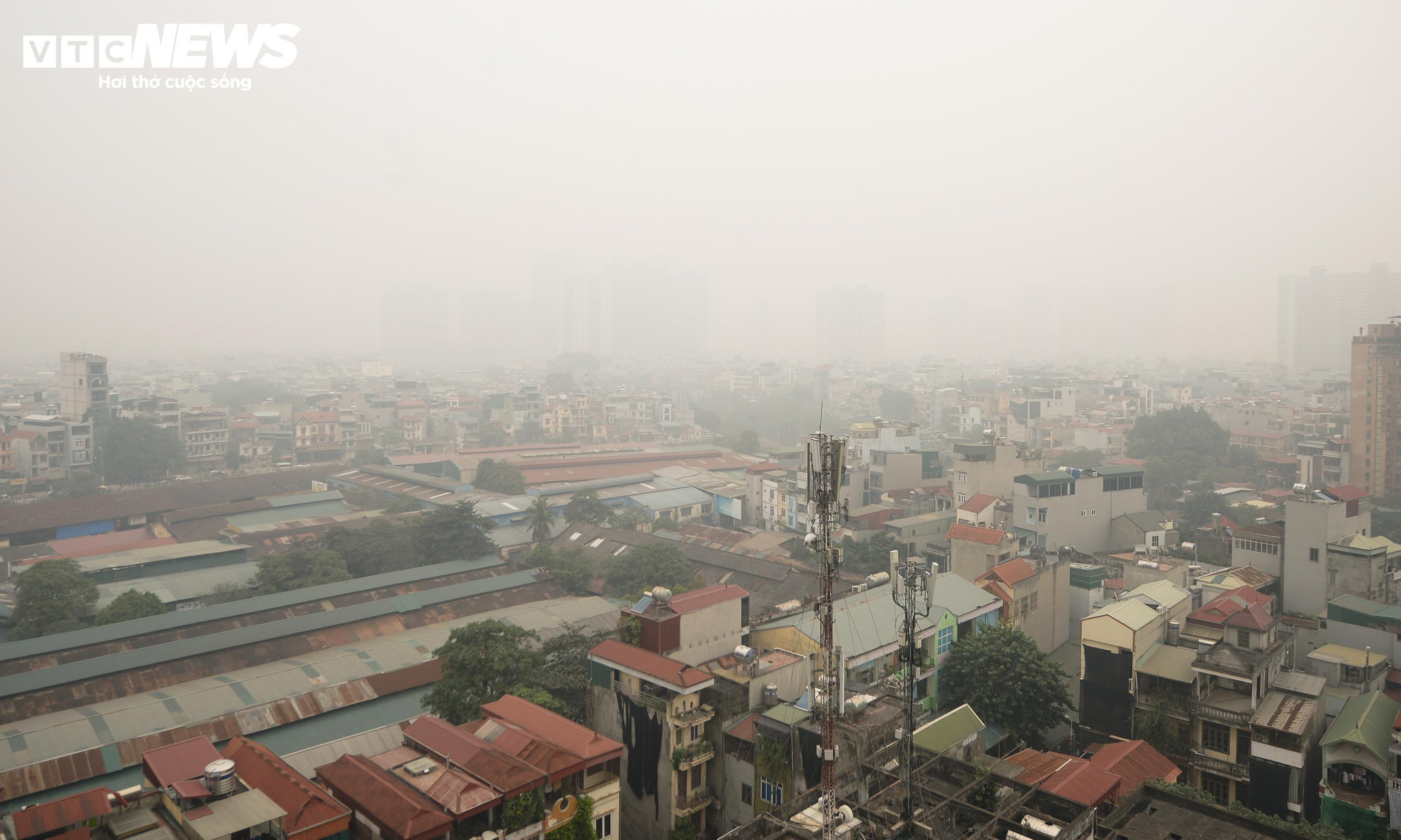 Hà Nội ô nhiễm không khí thứ 3 thế giới, người dân che kín mặt đối phó bụi mịn - 4