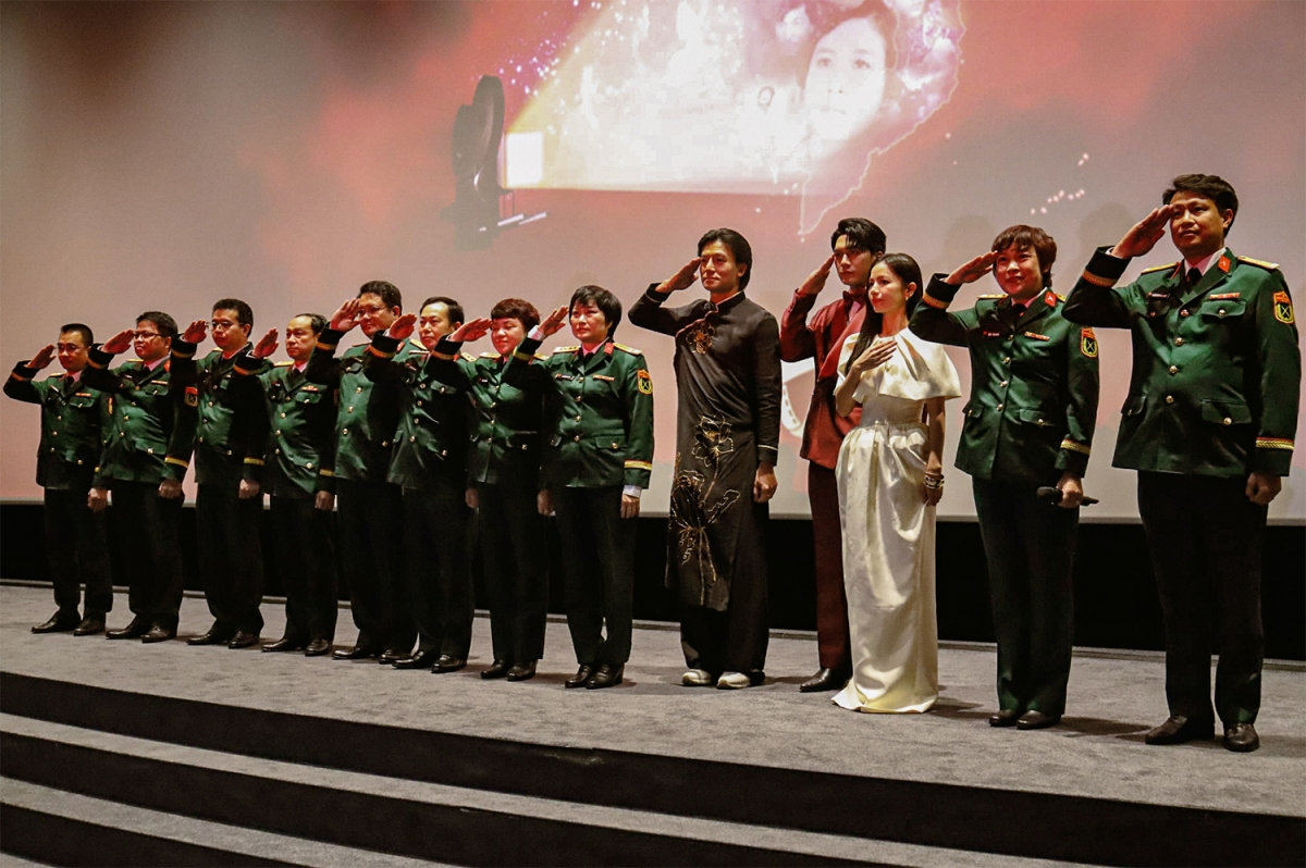 mua do khien khan gia quoc te xuc dong tai tuan le Dien anh viet nam o paris hinh anh 3