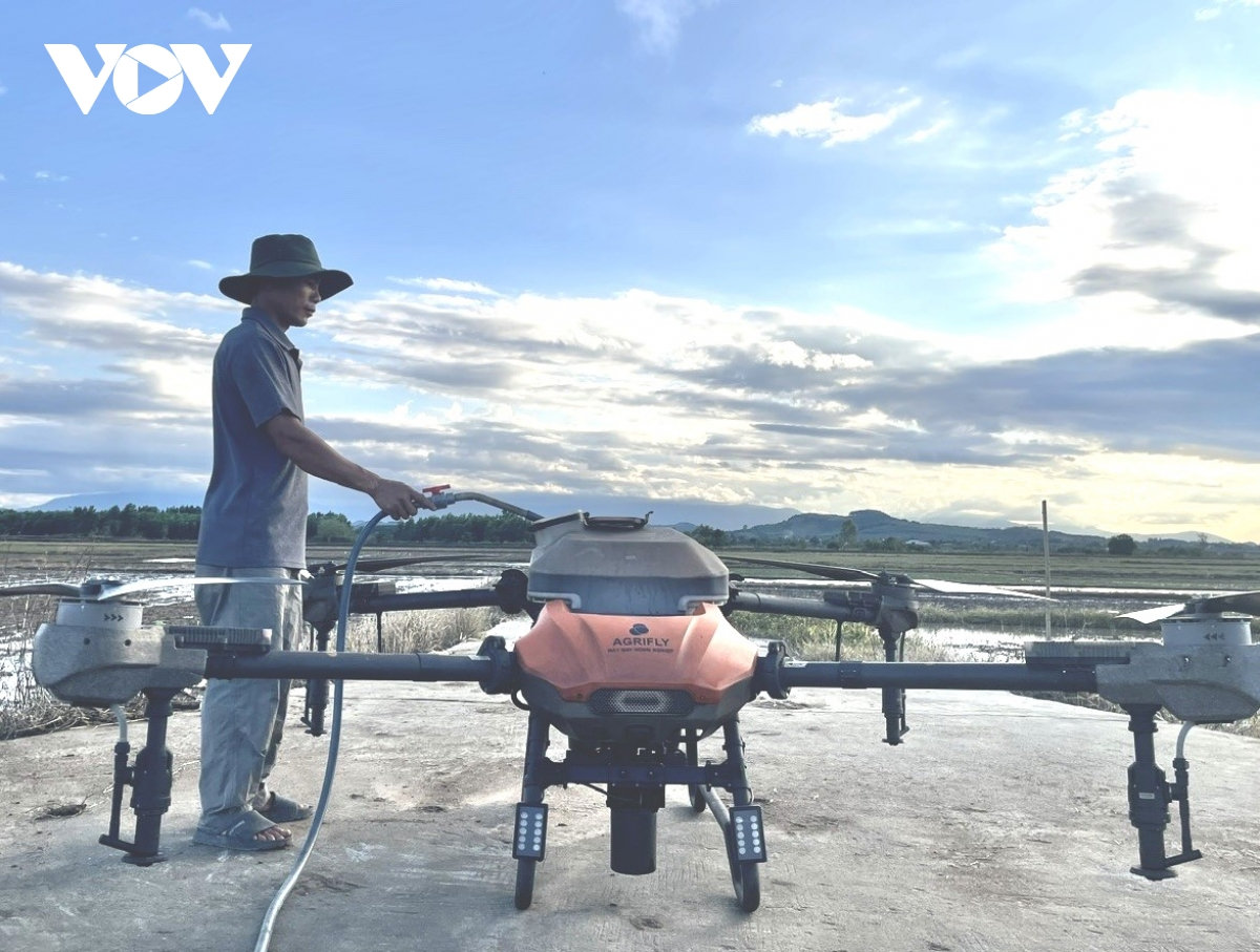 nông dân tây nguyên sử dụng drone chăm sóc cây trồng hình ảnh 2 nong dan tay nguyen su dung drone cham soc cay trong hinh anh 2