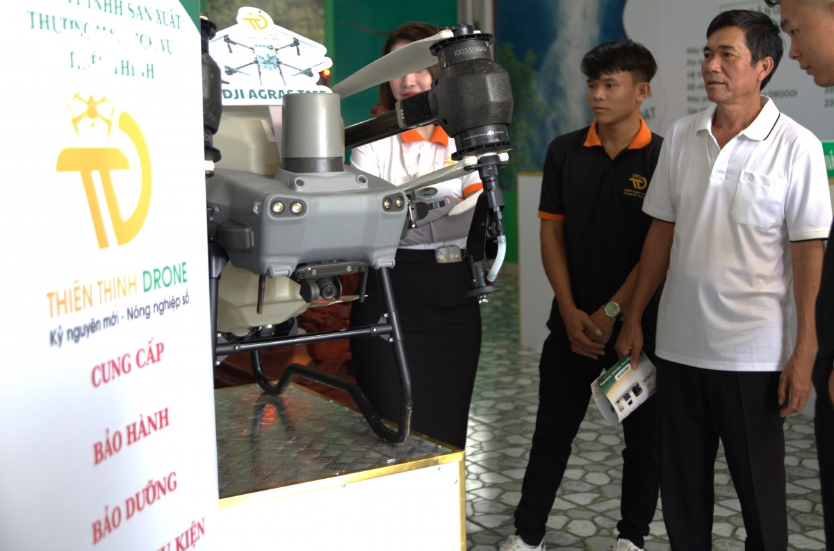 nông dân tây nguyên sử dụng drone chăm sóc cây trồng hình ảnh 3 nong dan tay nguyen su dung drone cham soc cay trong hinh anh 3