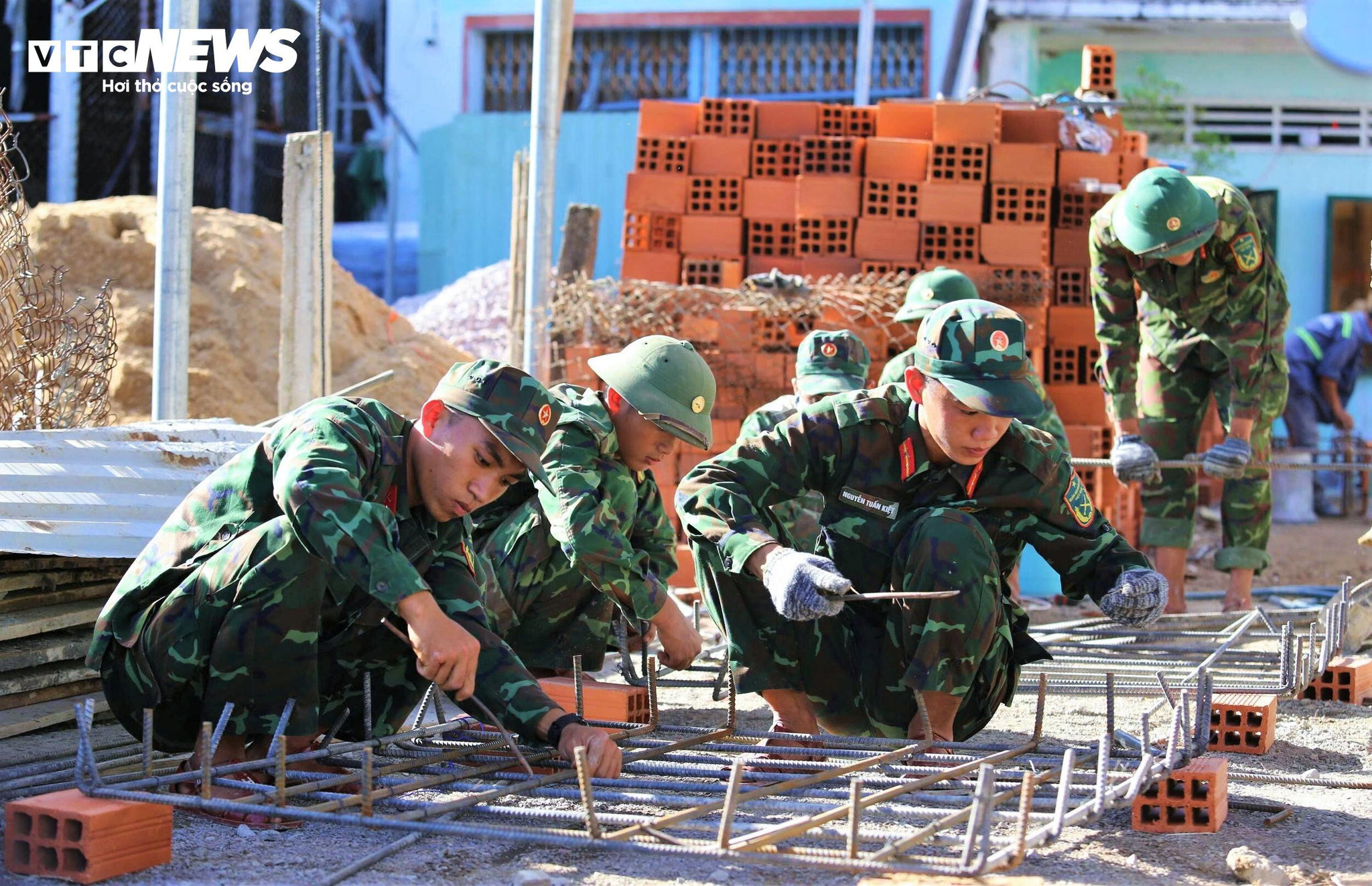 Cán bộ, chiến sĩ thực hiện nhiệm vụ triển khai 
