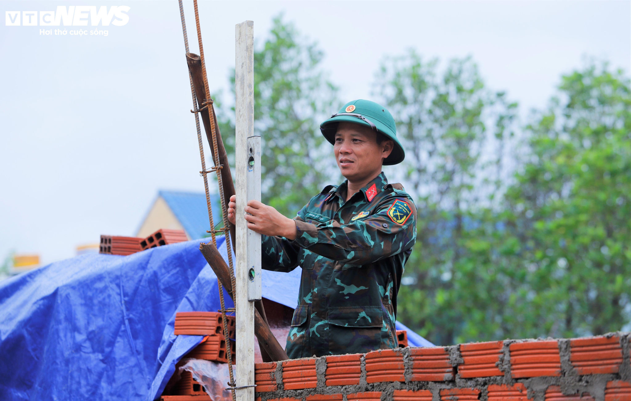Mỗi căn nhà được dựng lên không chỉ là nơi che mưa che nắng mà còn là mái nhà của tình nghĩa quân - dân gắn kết keo sơn.