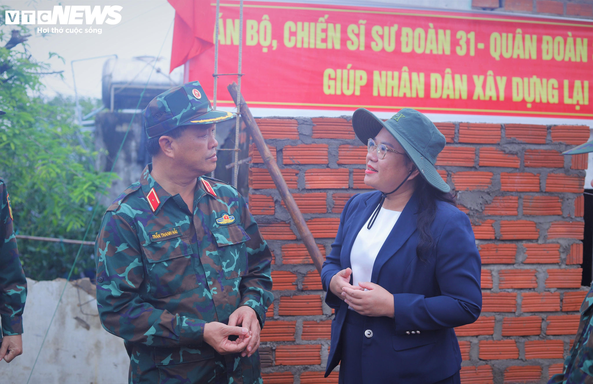 Thiếu tướng Trần Thanh Hải, Phó Tư lệnh Quân khu 5 và bà Lê Thị Vinh Hương, Bí thư Đảng ủy xã Tuy Phước (tỉnh Gia Lai) cùng đoàn công tác thăm hỏi, động viên cán bộ, chiến sỹ thực hiện nhiệm vụ trong 